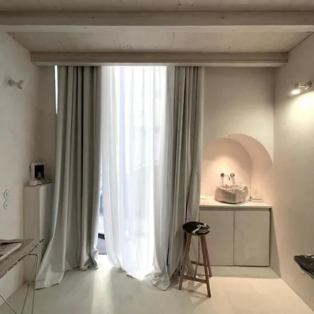 Minimalist Atelier Alcantara شقة